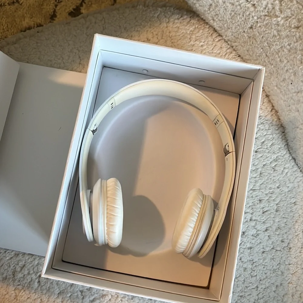 Beats By Dre Solo HD Headphones - Picture 5 of 12